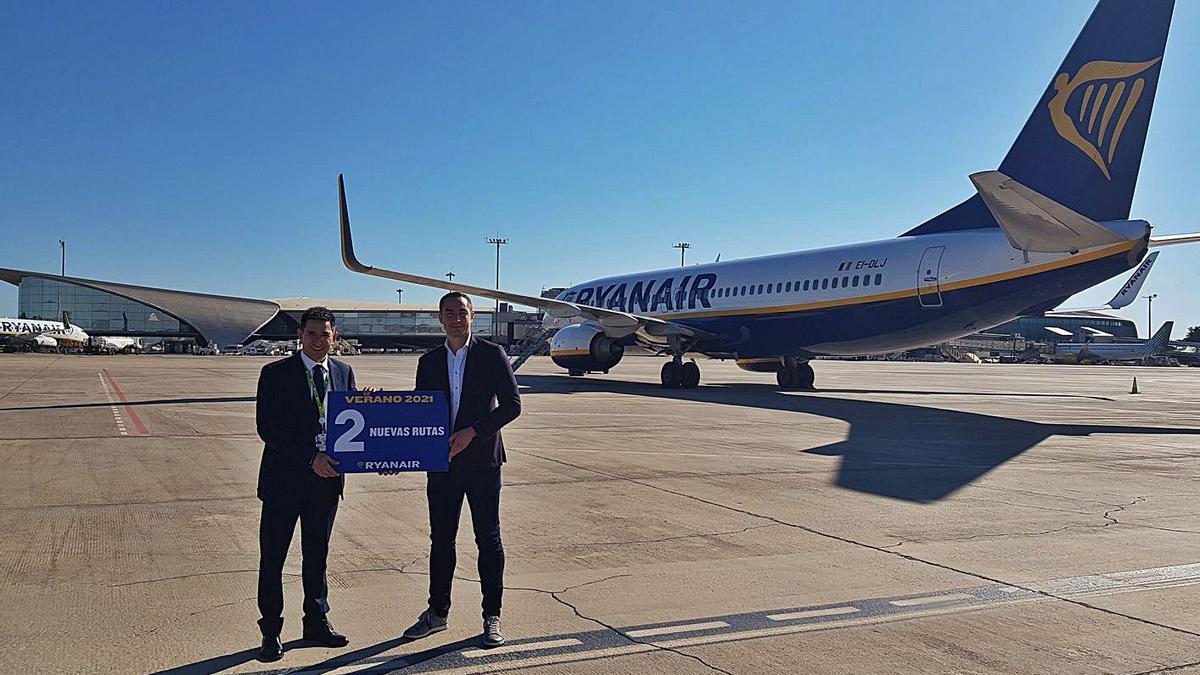 Joaquín Rodríguez, director del aeropuerto de Manises, y Jason McGuiness (Ryanair), ayer. | LEVANTE-EMV