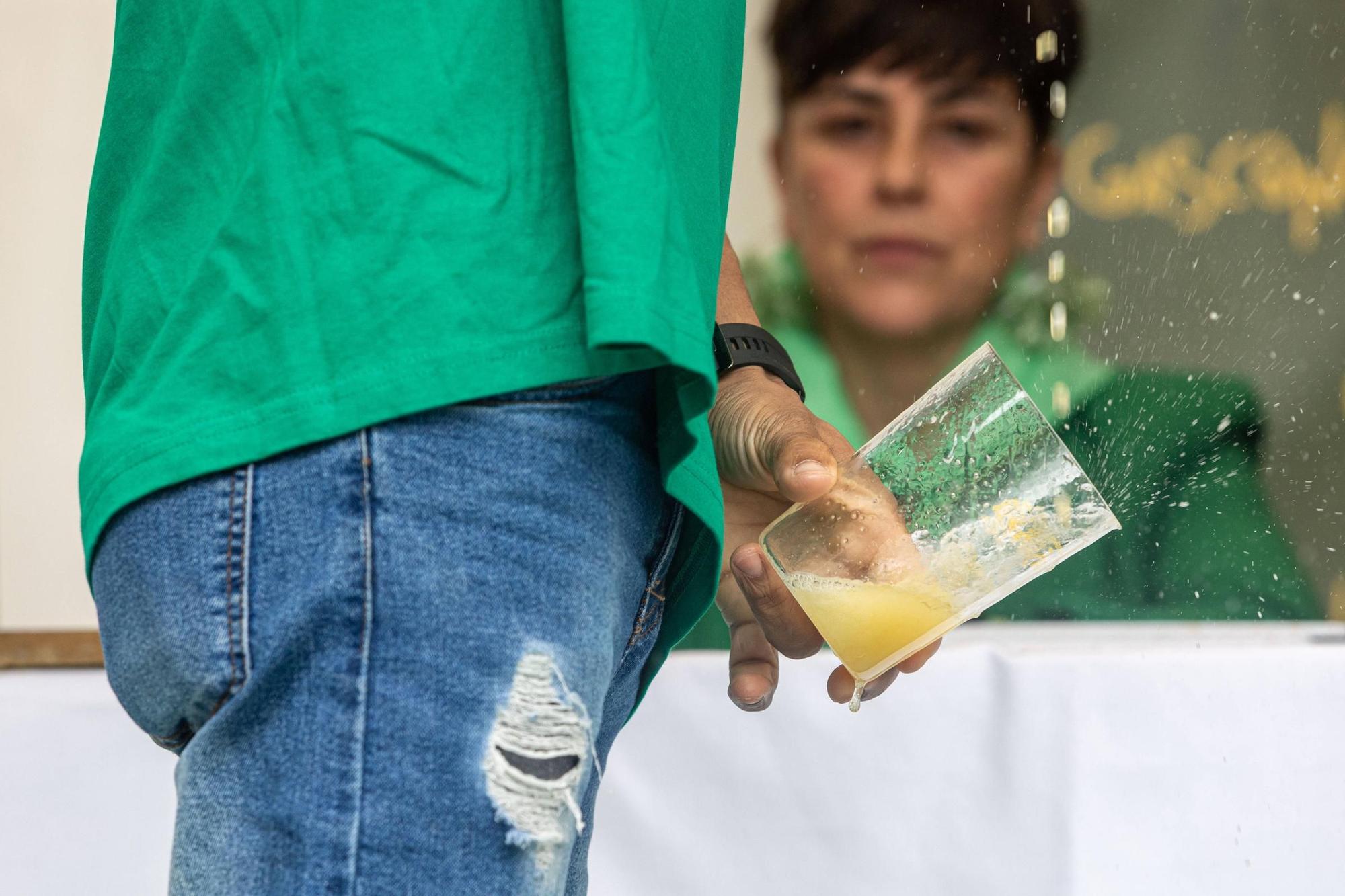 EN IMÁGENES: El buen tiempo y el oviedismo maridan una preba de la sidra multitudinaria en Gascona