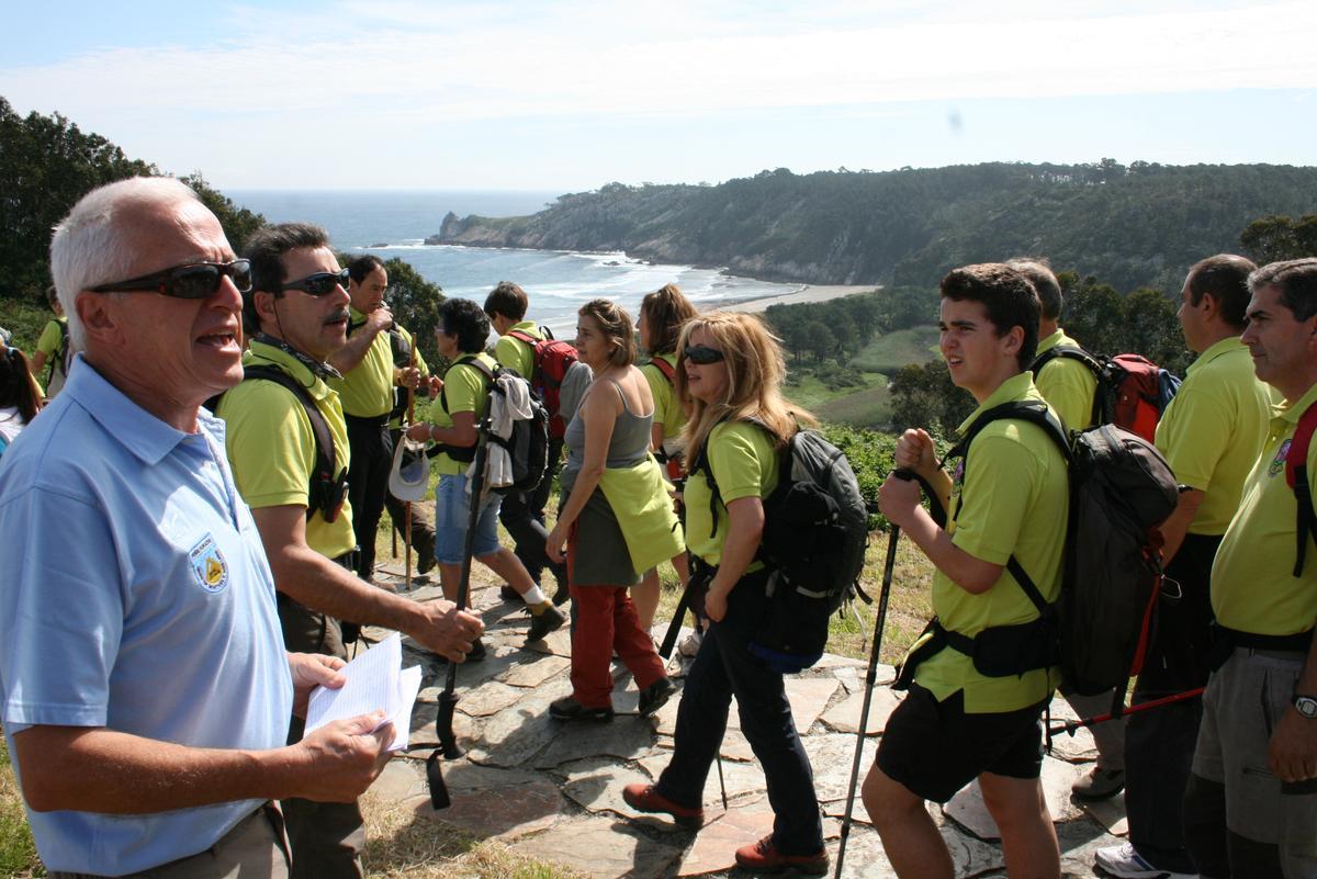 Por la izquierda, José Santos, presidente del Peña Furada, saludando a los montañeros en una pasada edición.