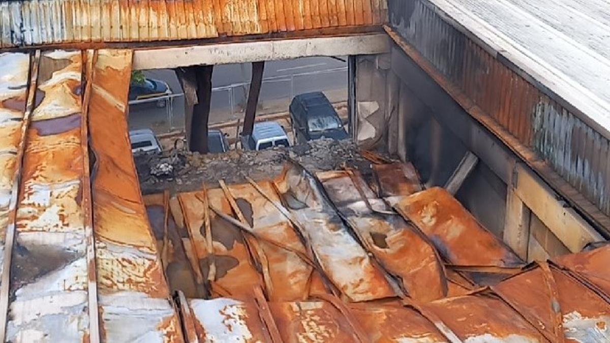 El techo de la nave incendiada en Vilanova i la Geltrú, colapsado