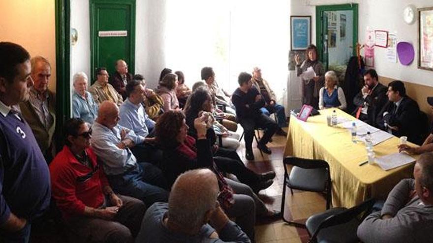 Reunión de los vecinos afectados de la Sierra de Churriana, el sábado en la sede vecinal de Churriana.