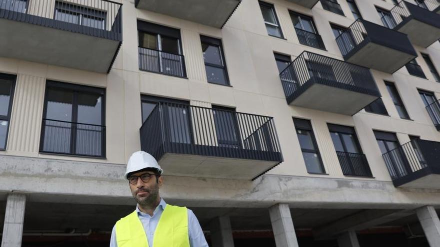 El ministro de Economía, Carlos Cuerpo, durante la visita a una promoción de construcción industrializada de viviendas, en Madrid.