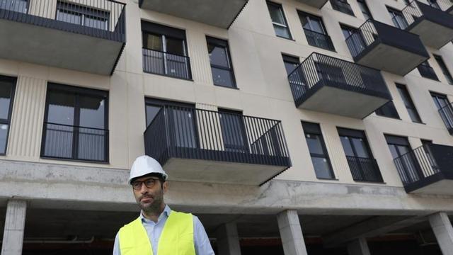 El ministro de Economía, Carlos Cuerpo, durante la visita a una promoción de construcción industrializada de viviendas, en Madrid.