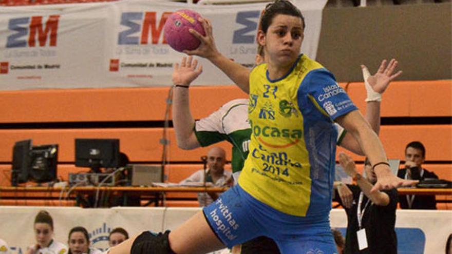 María González define ante la portera del Elche Mustang en los cuartos de final de la Copa de la Reina. | Real Federación Española de Balonmano