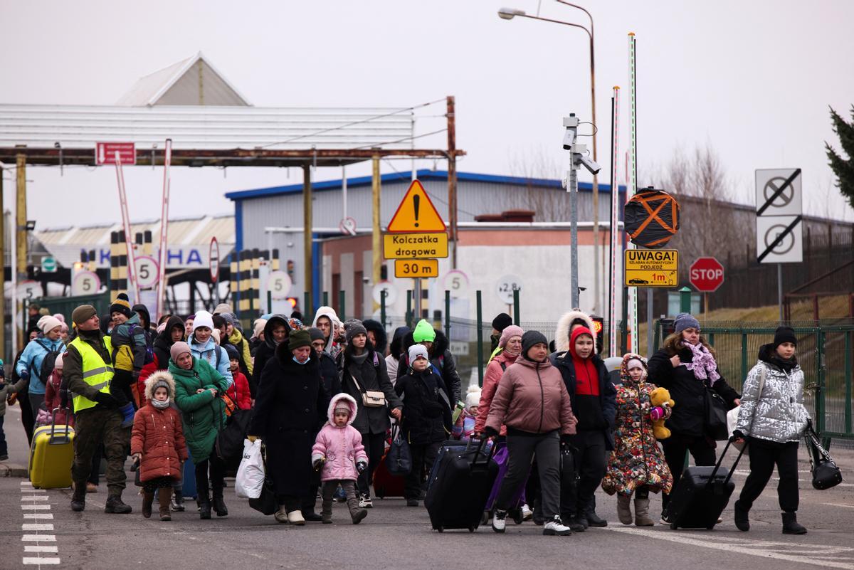 Personas de Ucrania llegan a Polonia después de cruzar el puesto de control fronterizo polaco-ucraniano Korczowa-Krakovets tras la invasión rusa de Ucrania, en Korczowa