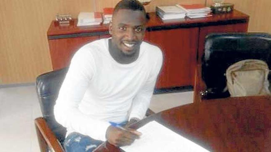 Sissoko, ayer, durante la firma de su contrato.