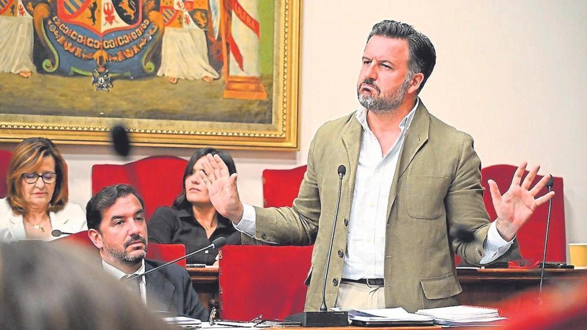 El alcalde de Elche gesticula durante el último debate en el pleno municipal de la ciudad.