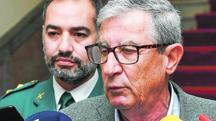 Juan Salvador León, que cede su puesto a Anselmo Pestana.