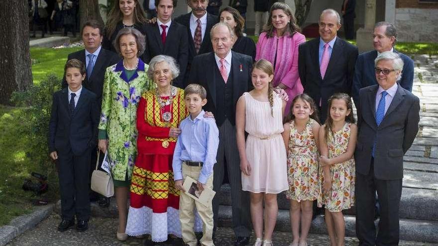 Elena Poniatowska, con los Reyes, sus hijos y siete de sus diez nietos, tras recibir el premio.  // Efe
