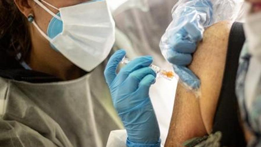 La campaña de la gripe vacunará al 75% de los mayores y sanitarios