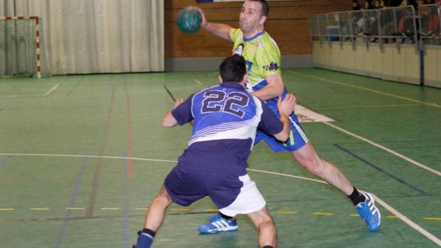 Iñaki se dispone a lanzar ante un jugador del Bueu At.