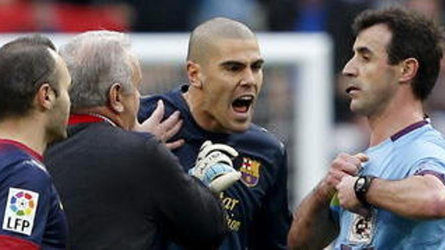 Víctor Valdés, cridant a l&#039;àrbitre al Bernabéu