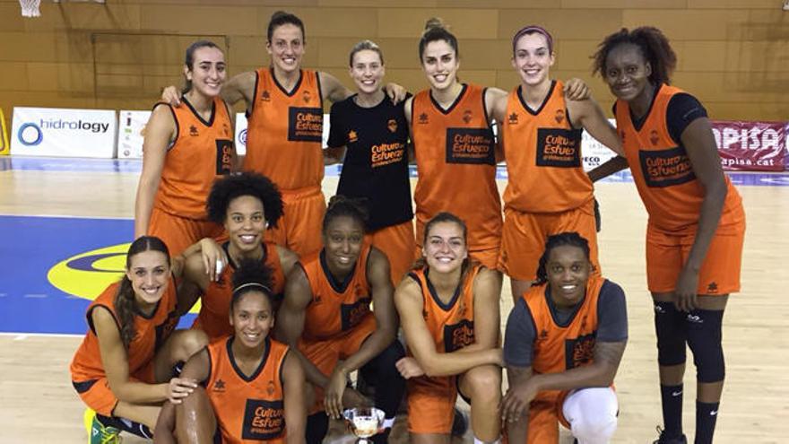 Las chicas de Rubén Burgos posan antes de su primer partido.