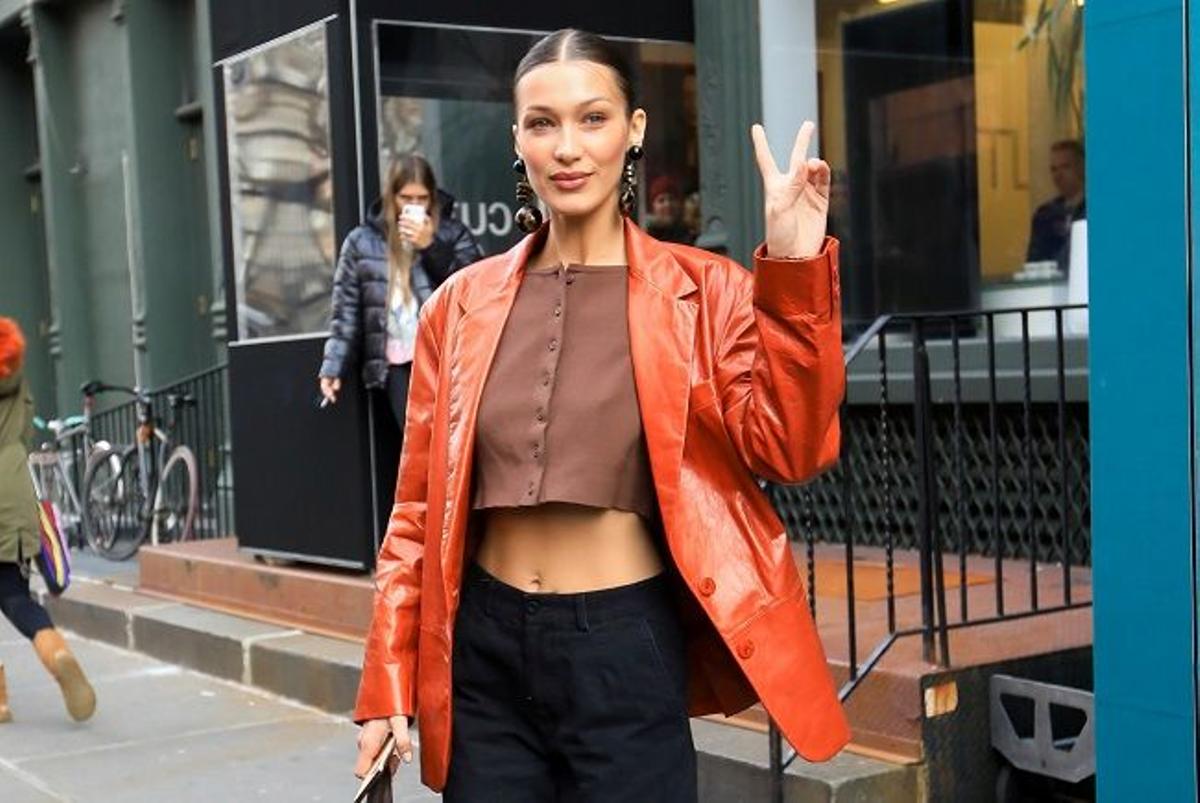 Bella Hadid con peinado efecto wet y pendientes geométricos