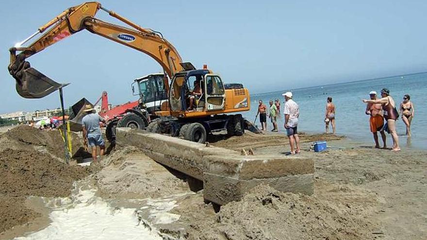 Obras entre bañistas en la Punta del Raset