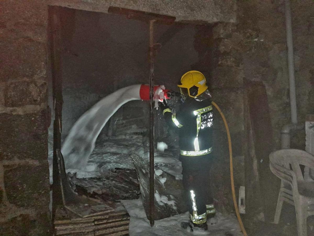 Un bombero trabajando en la extinción del incendio.