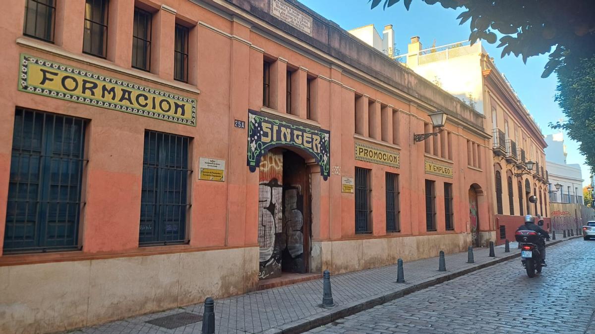 Puerta de acceso a las naves Singer, en la calle Lumbreras.