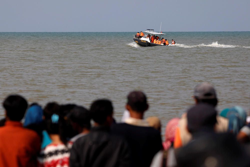 Un avió s'estavella al mar de Java a Indonèsia