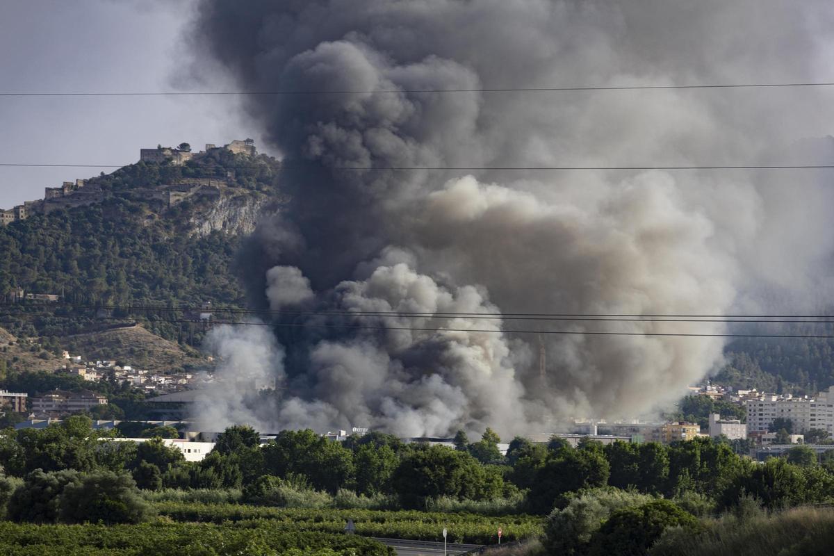 Más de seis dotaciones de bomberos trabajan en la extinción del incendio industrial de Xàtiva