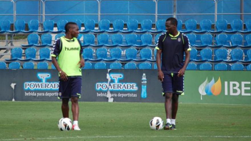 Los delanteros de la UD, Thievy (izquierda) y Chrisantus (derecha), durante un entrenamiento realizado la semana pasada en la Ciudad Deportiva del Espanyol. | lp / dlp