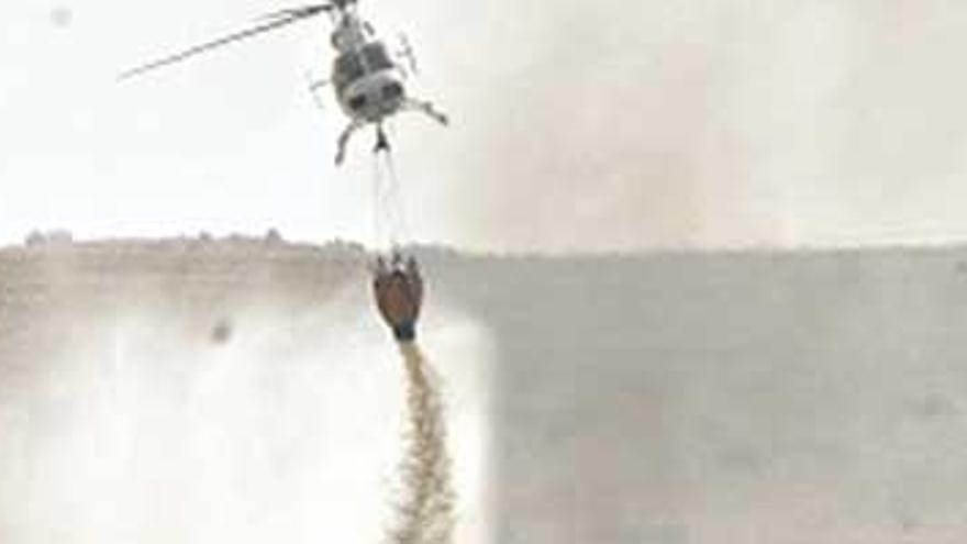 Un fuego arrasa unas 10 hectáreas de pastos y obliga a desviar el tráfico