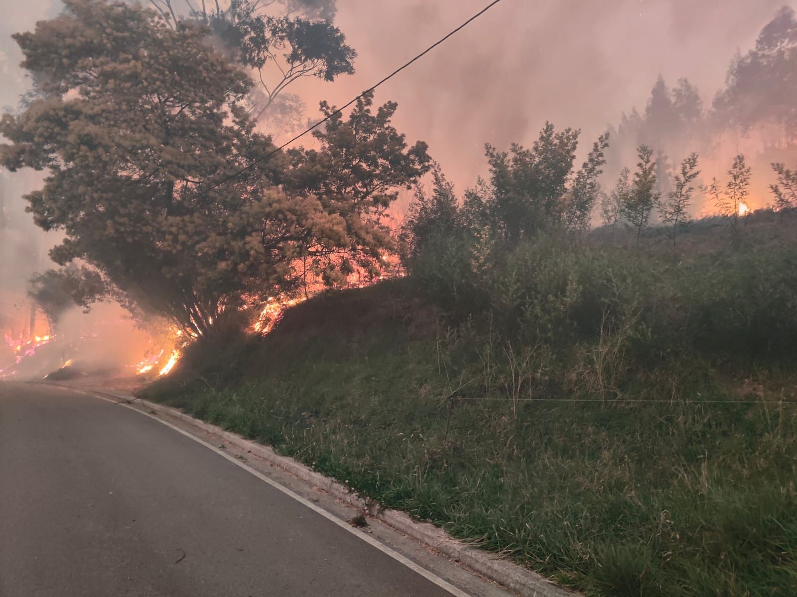 El fuego devora el monte de Santufirme, en Llanera