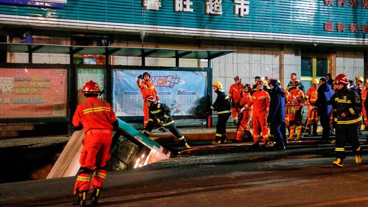 Al menos 6 muertos al hundirse un autobús en un socavón en China