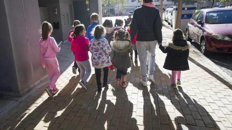 Niños camino del colegio en Castelló.