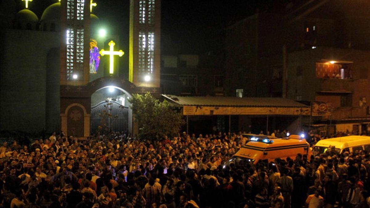 Ambulancias ante la iglesia cristiana copta donde se ha producido el ataque, anoche en El Cairo.