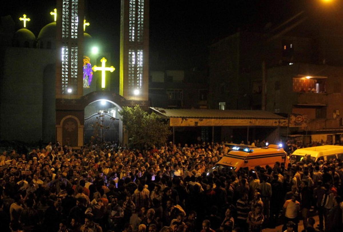 Ambulàncies davant l’església cristiana copta on s’ha produït l’atac, ahir a la nit al Caire.