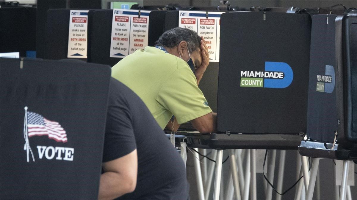 zentauroepp55618068 miami united states 27 10 2020 voters complete their ba201027202142 zentauroepp55618068 miami united states 27 10 2020 voters complete their ba201027202142