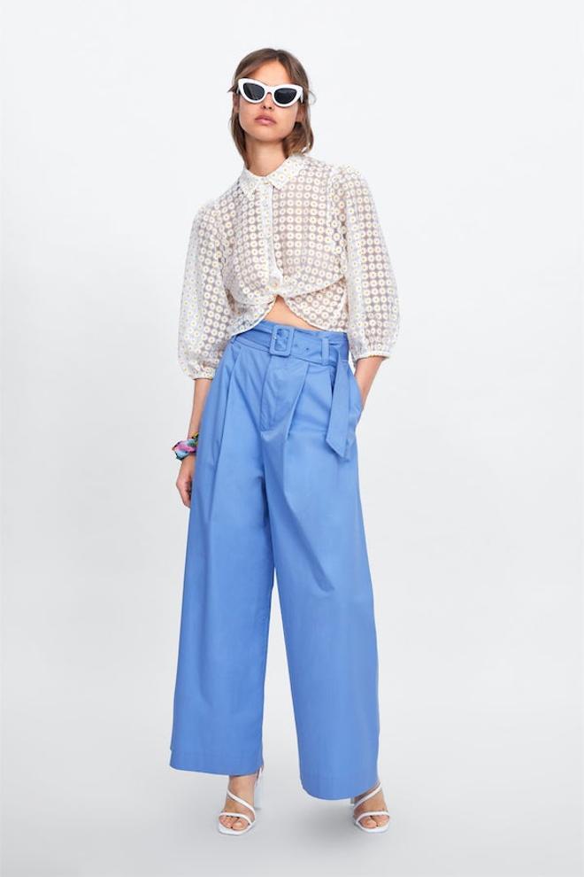 Pantalón ancho con cinturón en azul, de Zara