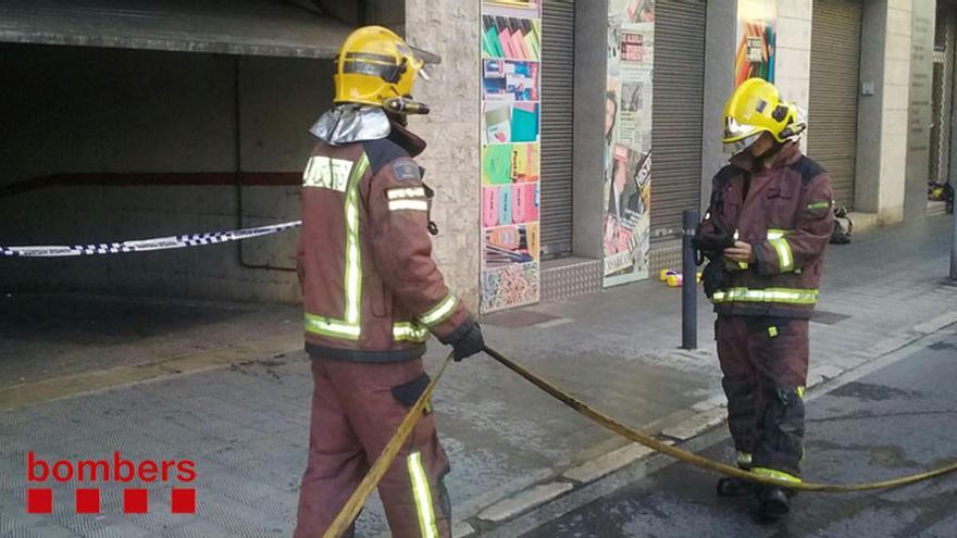 Un incendi afecta tres cotxes d&#039;un soterrani de Figueres