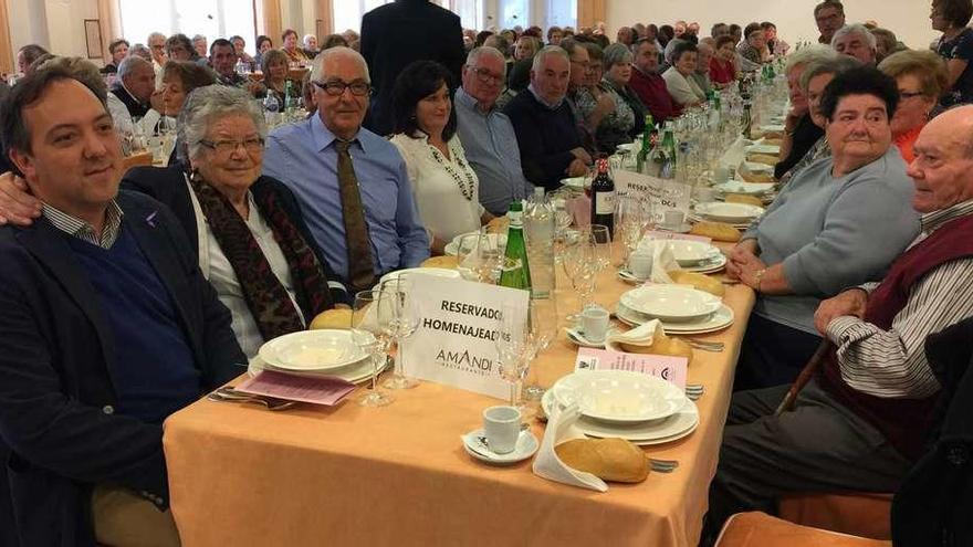 Isabel Prida (segunda por la izquierda) y Luis Jesús Rodríguez (primero por la derecha) en la comida de los pensionistas de Villaviciosa, ayer. A la izquierda, Alejandro Vega, alcalde de Villaviciosa.