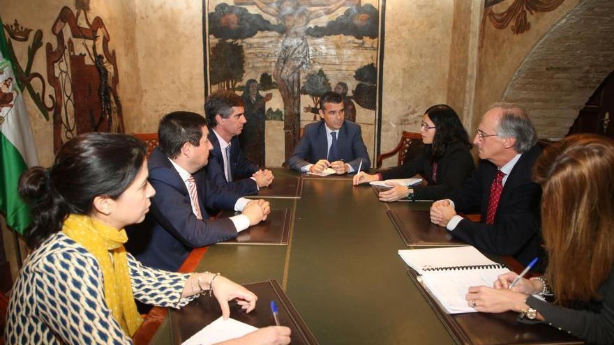 El alcalde de Marbella, José Bernal, presidió la reunión con los empresarios.