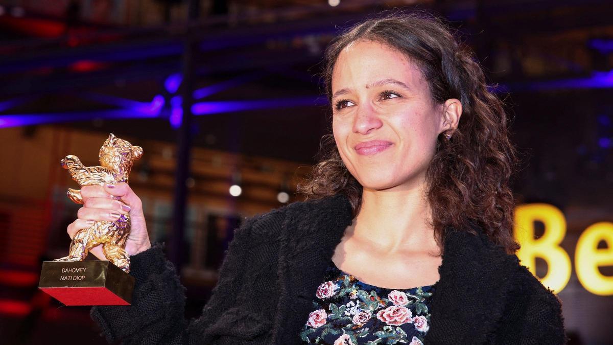 La directora Mati Diop posará con el Oso de Oro a la mejor película por 'Dahomey'