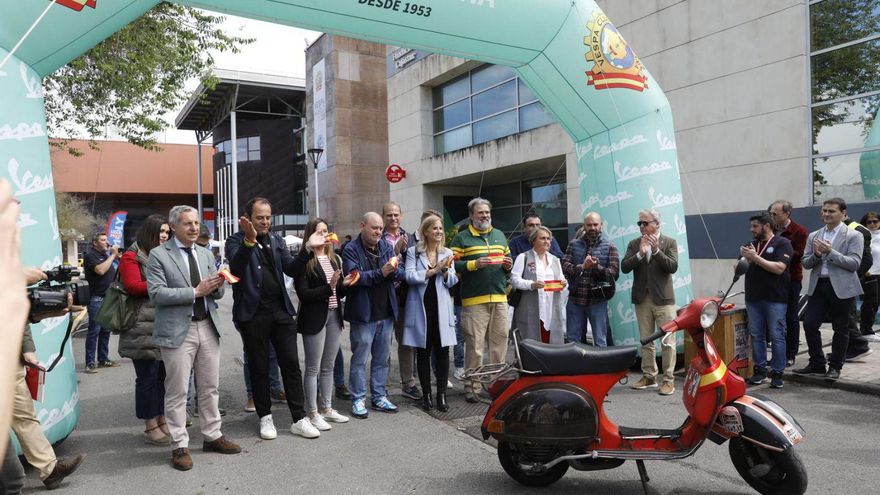 El enjambre de las &quot;avispas&quot; trae pasión motera a Gijón