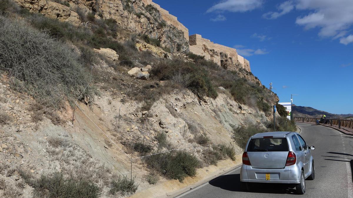 Punto, marcado con guías, en que el sendero se unirá a la actual carretera de acceso al castillo.