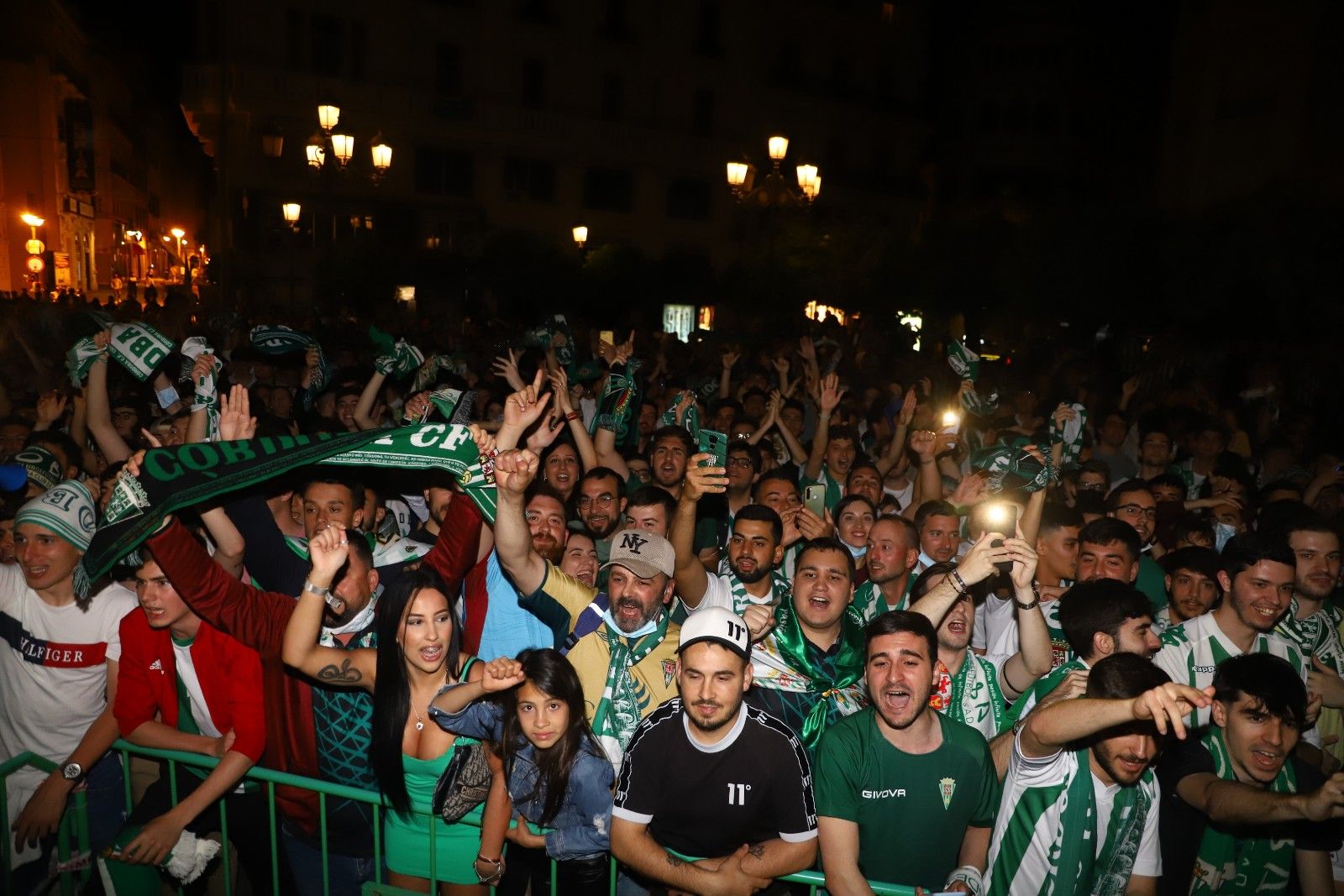 Los aficionados cordobesistas celebran el ascenso en Las Tendillas