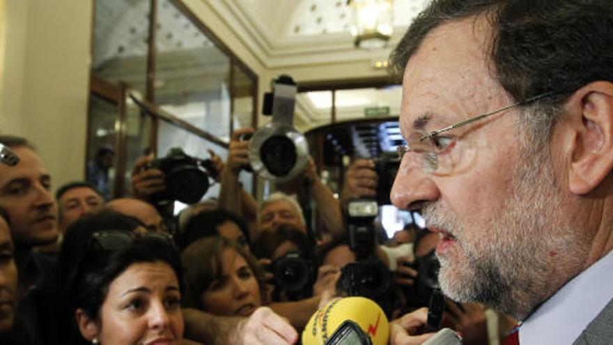 Mariano Rajoy atiende a los medios a su salida del hemiciclo.