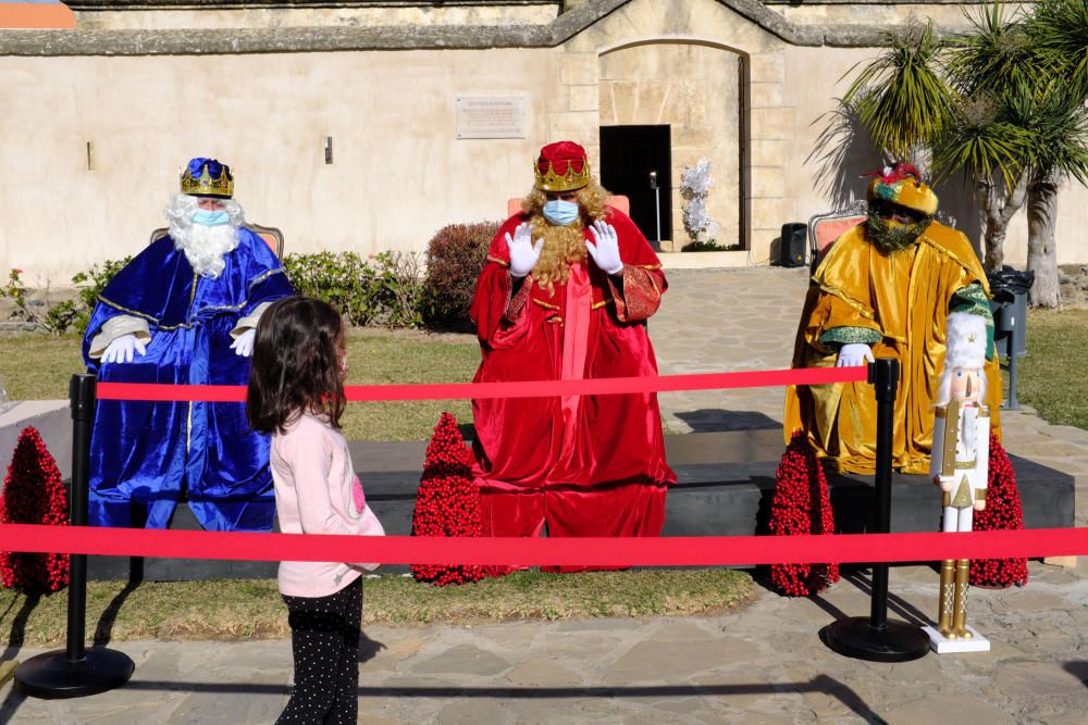 Melchor, Gaspar y Baltasar esperan a los niños en la plaza Gloria Fuertes de La Cala del Moral, la antigua Estación de Ferrocarril de Torre de Benagalbón y la Casa Fuerte Bezmiliana de Rincón de la Victoria