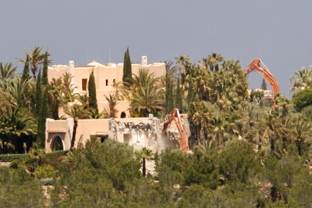 Las máquinas ejecutan el derribo de la mansión de Cretu, en una imagen de archivo.