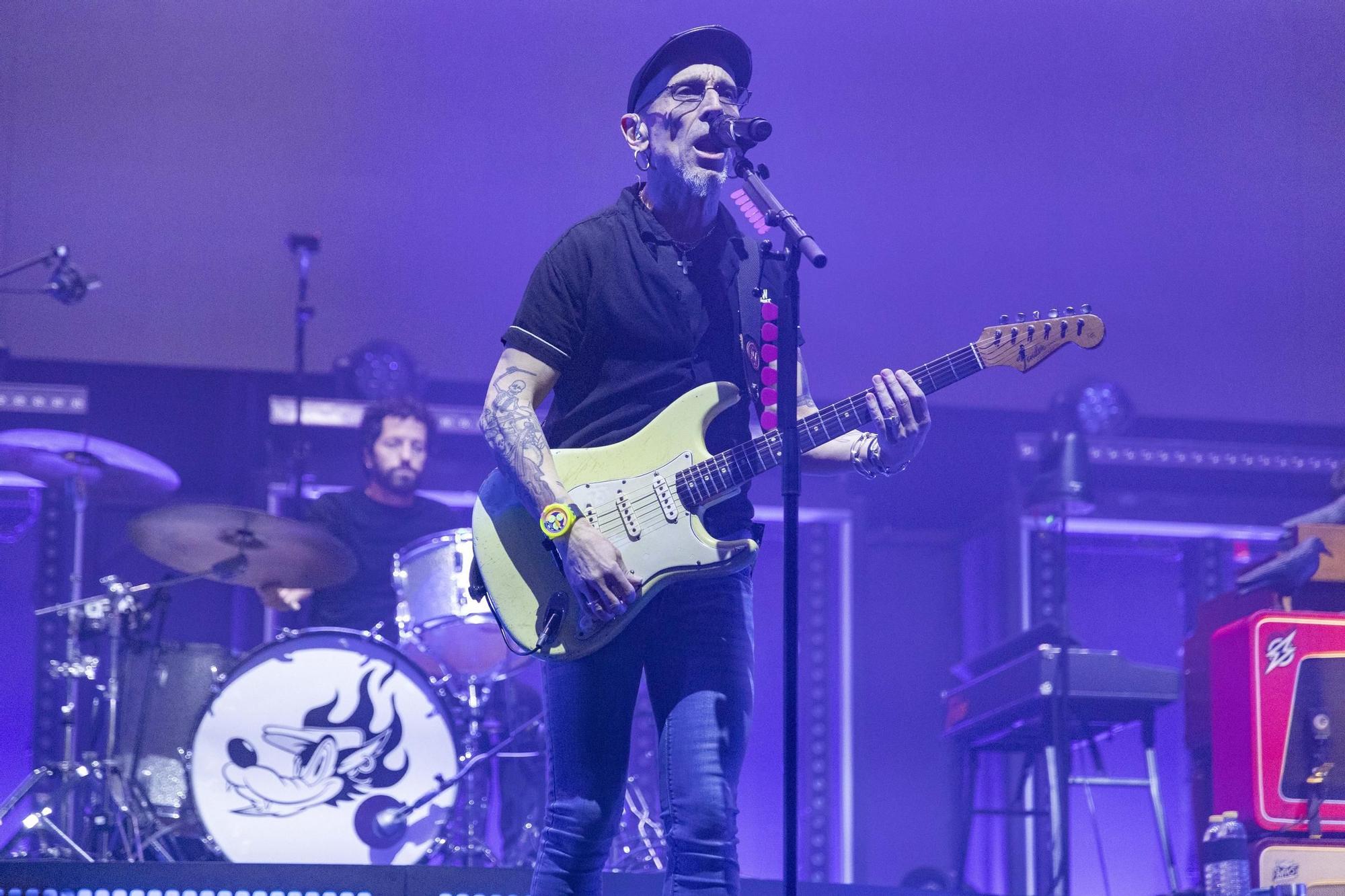 El Multiusos Fontes do Sar a los pies de Fito y sus fitipaldis