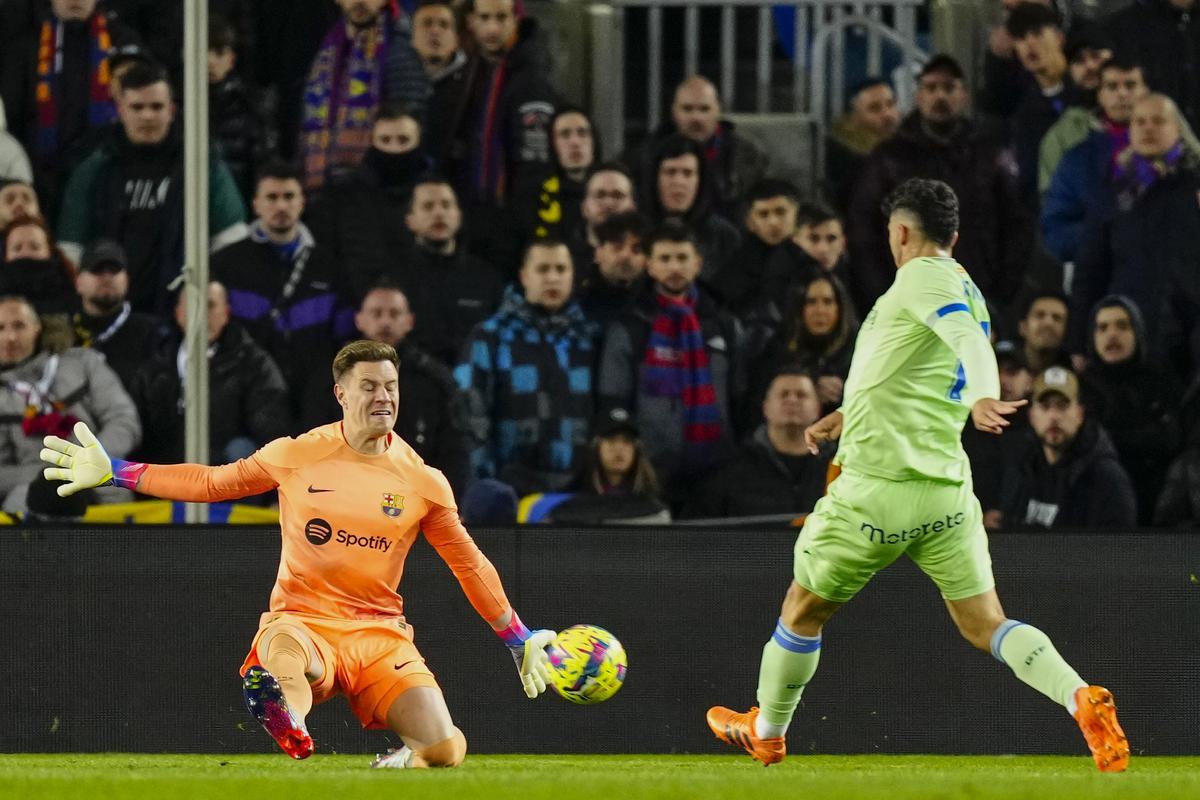 FC Barcelona’s Ter Stegen (L) in action against Getafe CF’s Carles Alena (R) during a Spanish LaLiga soccer match between FC Barcelona and Getafe CF at Camp Nou stadium in Barcelona, Spain, 22 January 2023. EFE/ Enric Fontcuberta