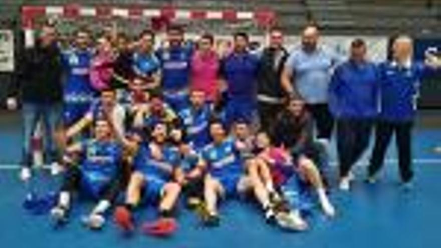 La plantilla del Sarrià, celebrant la classificació matemàtica per a la fase d&#039;ascens a Plata, diumenge al pavelló de Granollers.