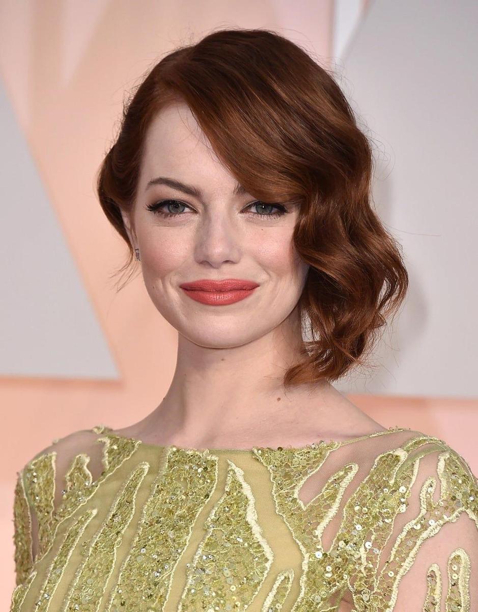 Emma Stone con ondas al agua recogidas en un moño bajo