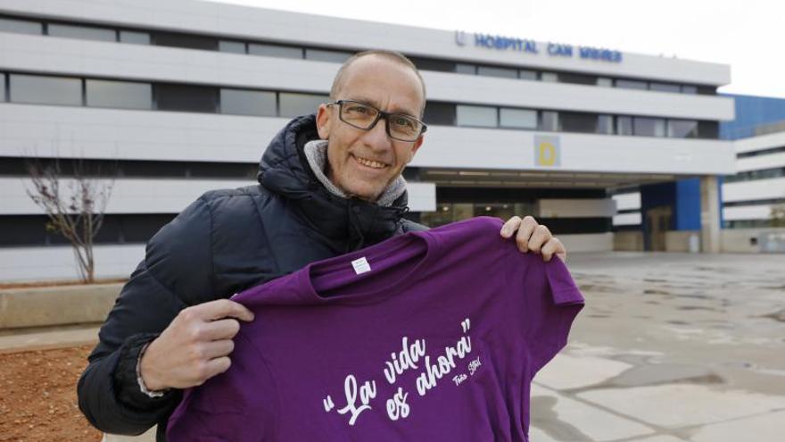 Toño Stihl, frente a Can Misses con una camiseta con dos frases suyas: «La vida es ahora» (delante) y «La vida es suerte» (detrás).