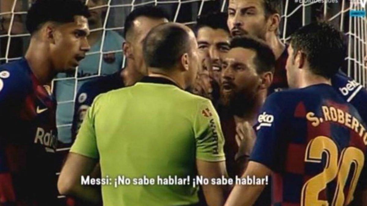 Messi discute con Mateu Lahoz por la expulsión de Dembélé