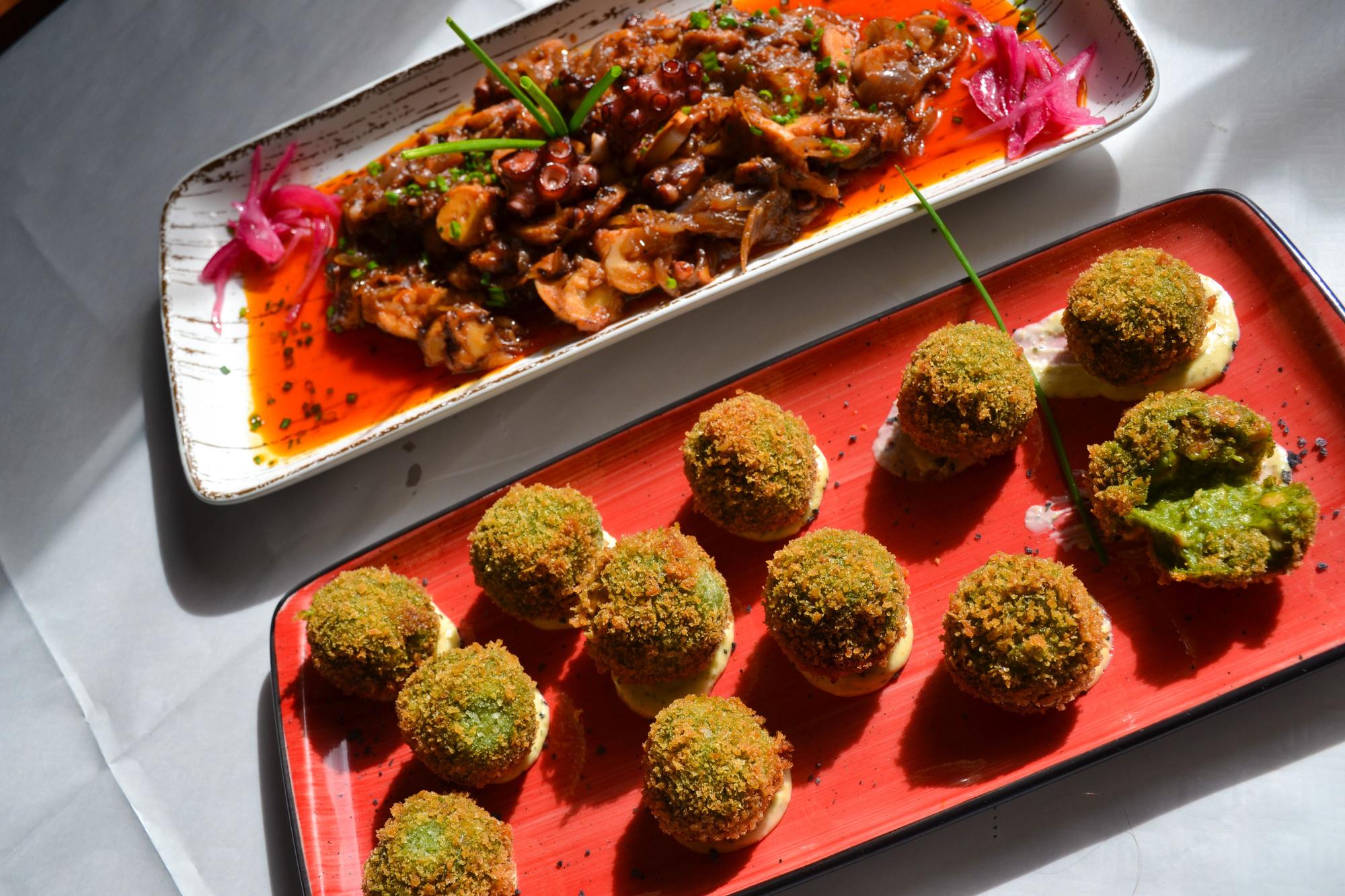 Pulpo encebollao y croquetas de espinacas.