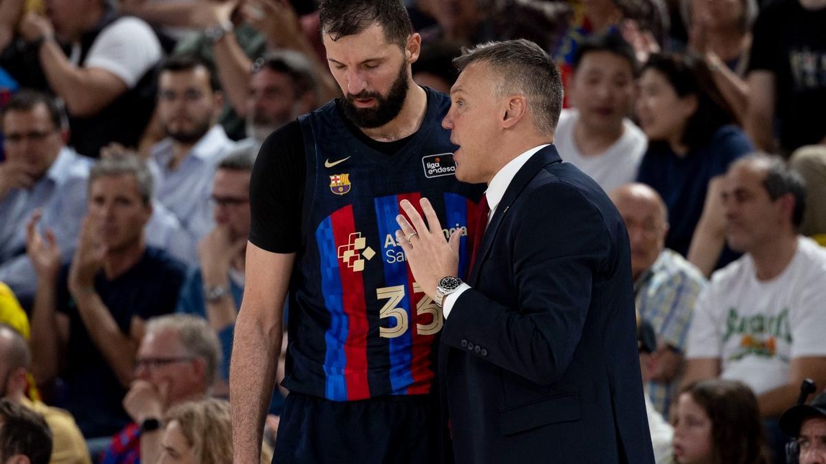 Jasikevicius da instrucciones a Mirotic en el partido ante el Valencia Basket